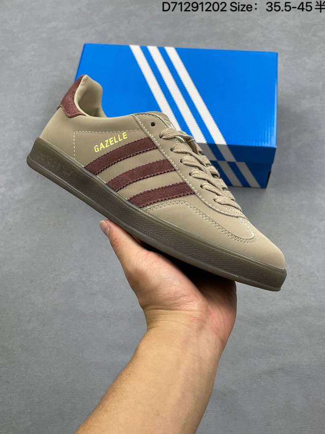 阿迪达斯 Adidas Originals Gazelle Indoor复古三叶草防滑透明橡胶板鞋经典运动鞋。这款经典鞋,忠于原版设计,缀撞色三条纹和鞋跟饰片。