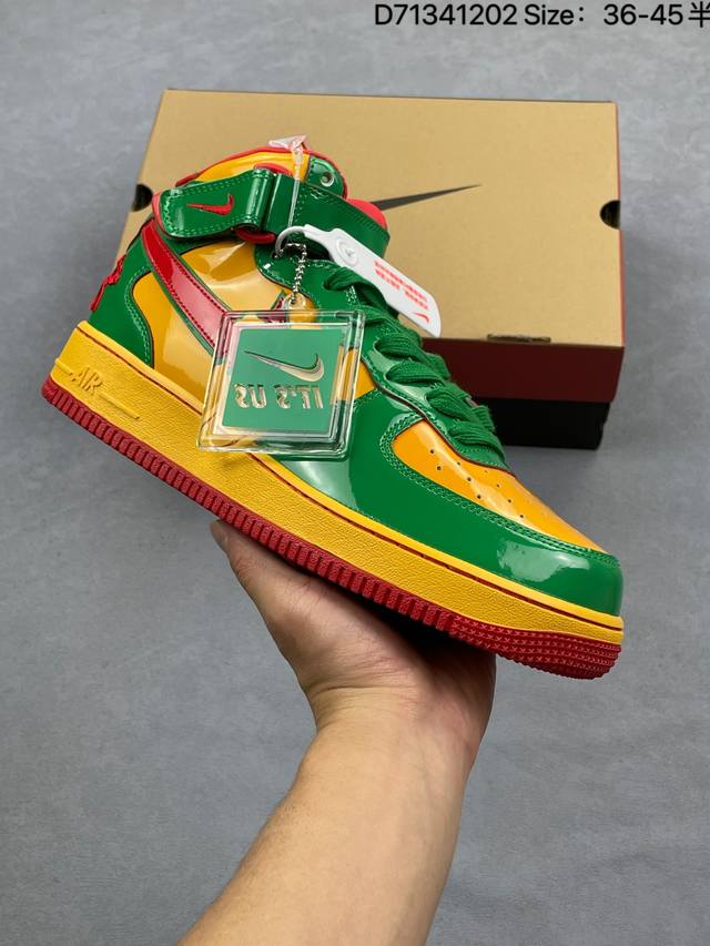 耐克 Nike Air Force 1 ’07 空军一号低帮百搭休闲运动板鞋。柔软、弹性十足的缓震性能和出色的中底设计，横跨复古与现代的外型结合，造就出风靡全球