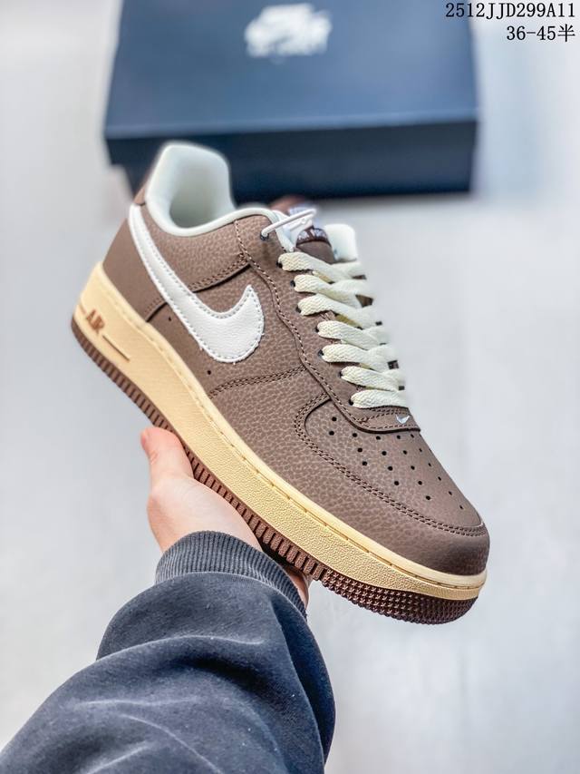 耐克Nike Air Force 1 Low 空军一号低帮百搭休闲运动板鞋。柔软、弹性十足的缓震性能和出色的中底设计，横跨复古与现代的外型结合，造就出风靡全球三