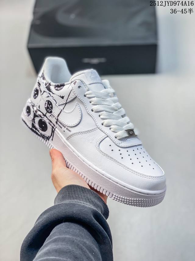 公司级耐克Nike Air Force 1’07空军一号低帮百搭休闲运动板鞋。柔软、弹性十足的缓震性能和出色的中底设计，横跨复古与现代的外型结合，造就出风靡全球