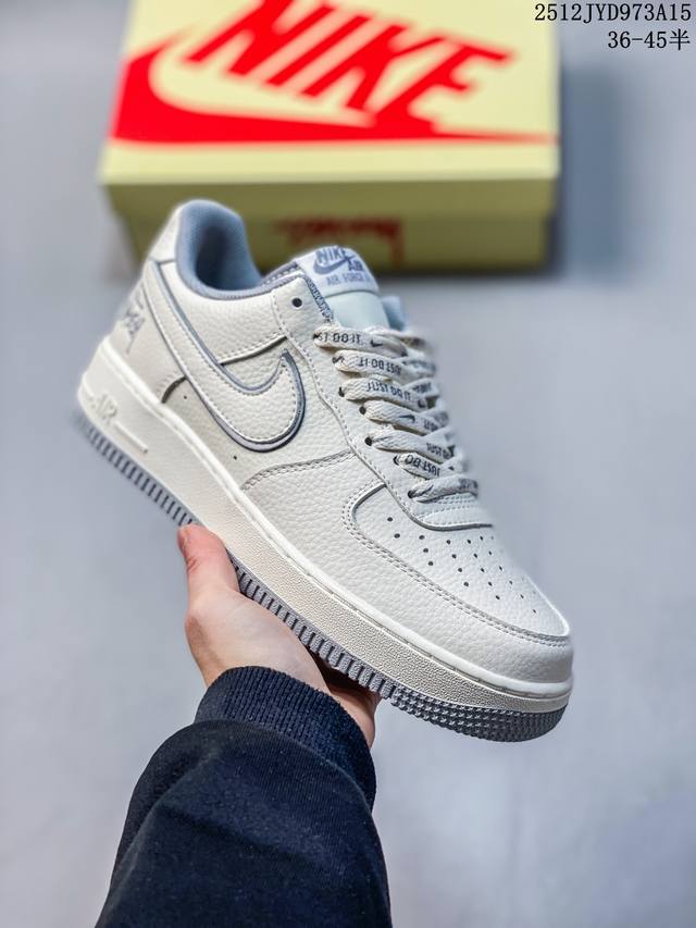 公司级耐克Nike Air Force 1’07空军一号低帮百搭休闲运动板鞋。柔软、弹性十足的缓震性能和出色的中底设计，横跨复古与现代的外型结合，造就出风靡全球
