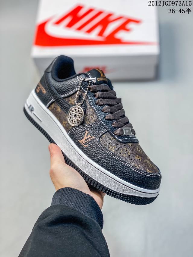 真标耐克Nike Air Force 1’07空军一号低帮百搭休闲运动板鞋。柔软、弹性十足的缓震性能和出色的中底设计，横跨复古与现代的外型结合，造就出风靡全球三