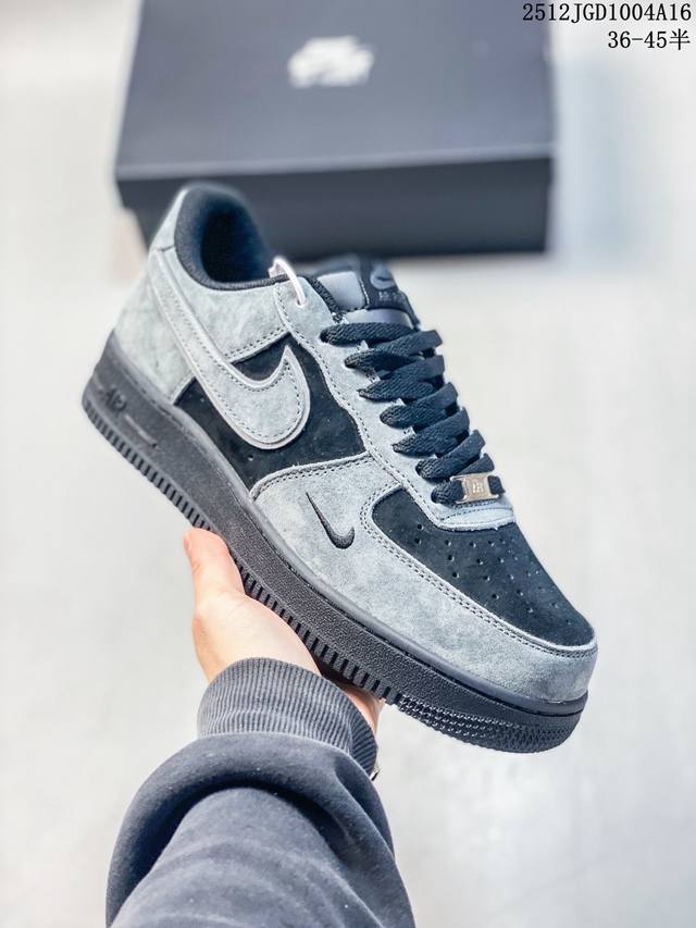 耐克 Nike Air Force 1 '07 Low 空军一号含气垫 低帮百搭厚底增高休闲运动板鞋。柔软、弹性十足的缓震性能和出色的中底设计，横跨复古与现代的