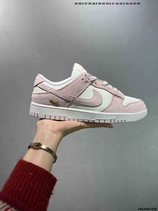 Nike Sb Dunk Low pro 小钩 Dunk Sb顾名思义，具有经典的Dunk血缘，又注入了更多的时尚元素。相较于普通的Dunk滑板鞋，改良版的Du