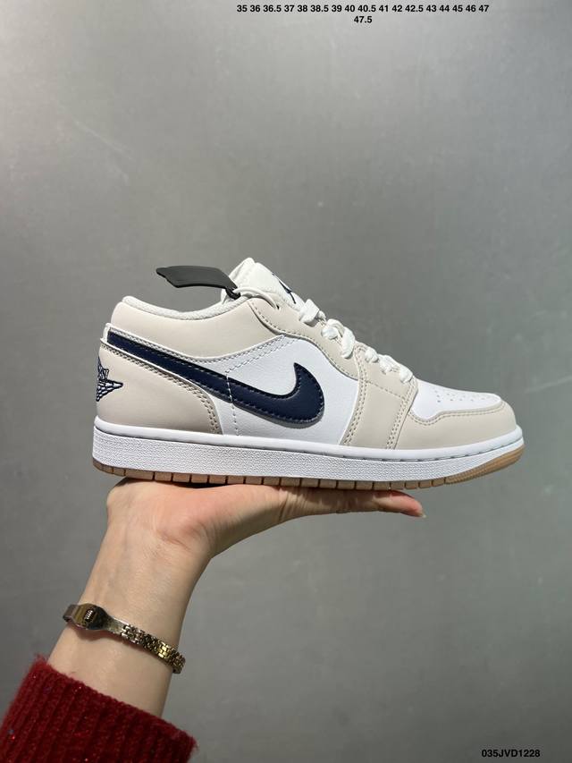 公司级Air Jordan 1 Low Aj1乔1低帮休闲板鞋 同步官方配色 原厂皮料 原档冲孔鞋头 正确满胶鞋垫 四线拉帮 原厂织唛标 鞋舌高弹海绵填充。 官