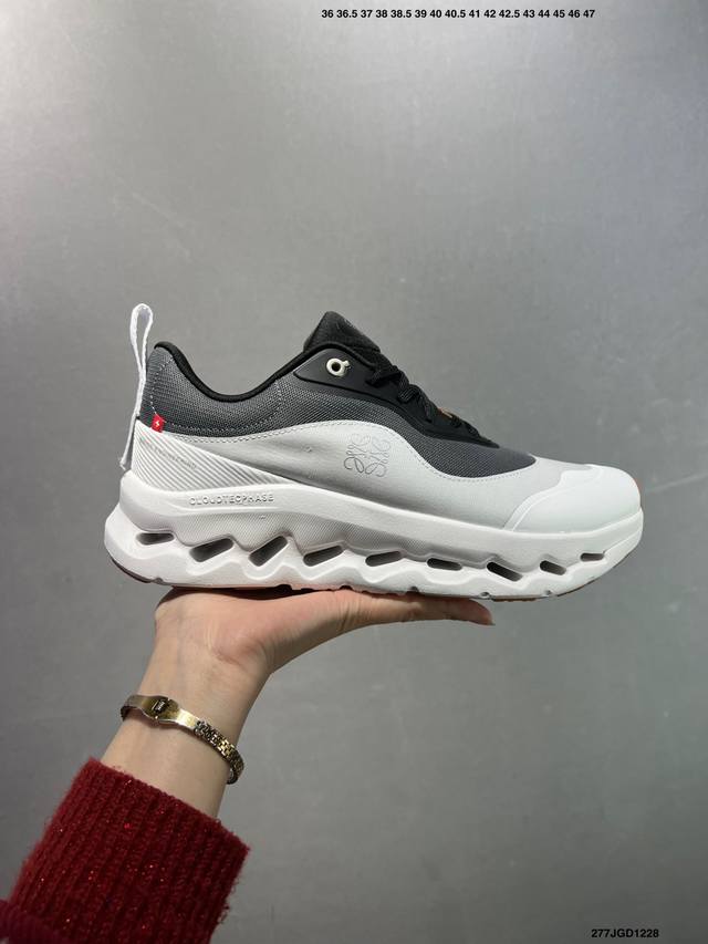 On昂跑 Loewe 系列低帮轻量舒适多功能休闲运动鞋 采用工程飞织网布组合再生聚酯纤维鞋面材质搭载独家隐藏速度中板 镂空Cloudtec科技 泡棉缓震中底 黑