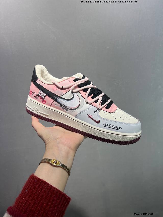 公司级Nk Air Force 1′07 Low 空军一号低帮百搭休闲运动板鞋 Df0188-104 柔软、弹性十足的缓震性能和出色的中底设计 横跨复古与现代的