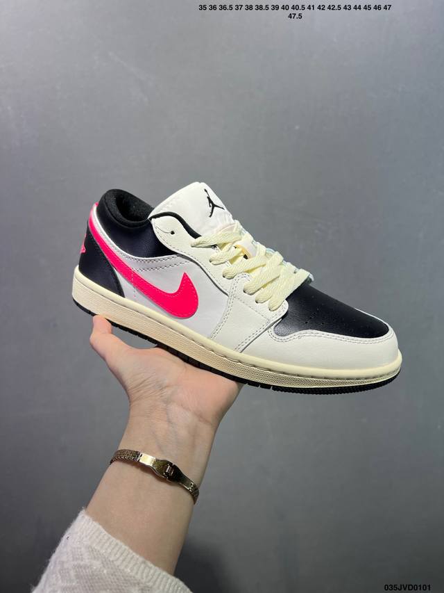公司级Air Jordan 1 Low Aj1乔1低帮休闲板鞋 同步官方配色 原厂皮料 原档冲孔鞋头 正确满胶鞋垫 四线拉帮 原厂织唛标 鞋舌高弹海绵填充。 官