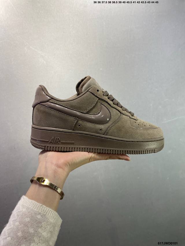 公司级耐克Nike Air Force 1’07空军一号低帮百搭休闲运动板鞋。柔软、弹性十足的缓震性能和出色的中底设计，横跨复古与现代的外型结合，造就出风靡全球