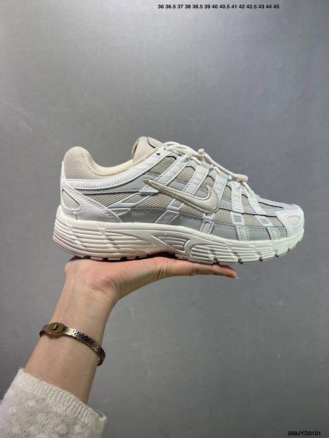 公司级耐克Nike p-6000 跑鞋内外侧都用了红色的钩子，采用透气材料，搭配匠心覆面，再现千禧年代的跑鞋风格，塑就大气外观。鞋款秉承 Nike pegasu