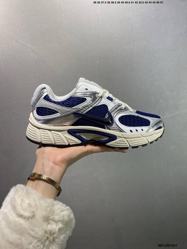 Nk V5 Rnr 舒适百搭防滑耐磨低帮跑步鞋 舒适有型适合日常穿着 该鞋款延续千禧年经典设计搭载泡绵中底 厚实而轻盈匠心细节巧搭立体耐克勾标志焕新演绎复古跑鞋