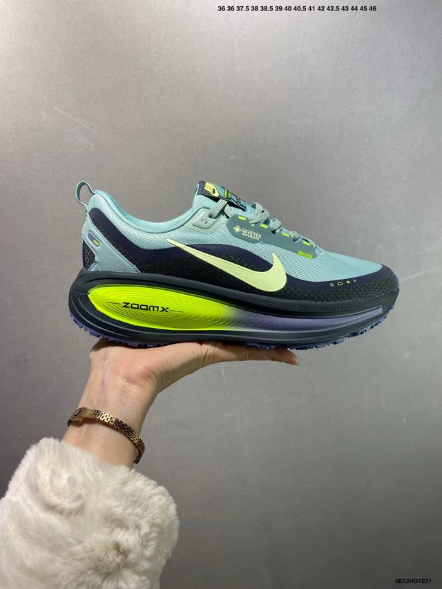 Nike Vomero 18 Gtx 耐克 舒适减震防滑 低帮跑步鞋 全掌Reactx泡绵中底 前掌和后跟还配备了Air Zoom气垫单元 据说跑起来更快更舒适