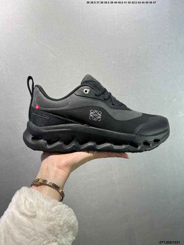 On昂跑 Loewe 系列低帮轻量舒适多功能休闲运动鞋 采用工程飞织网布组合再生聚酯纤维鞋面材质搭载独家隐藏速度中板 镂空Cloudtec科技 泡棉缓震中底 黑