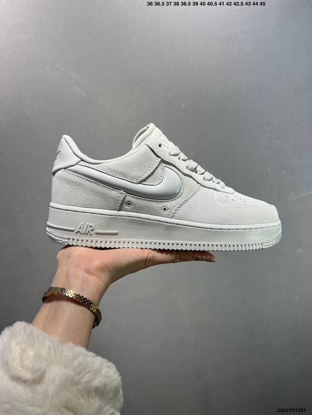 公司级耐克Nike Air Force 1’07空军一号低帮百搭休闲运动板鞋。柔软、弹性十足的缓震性能和出色的中底设计，横跨复古与现代的外型结合，造就出风靡全球