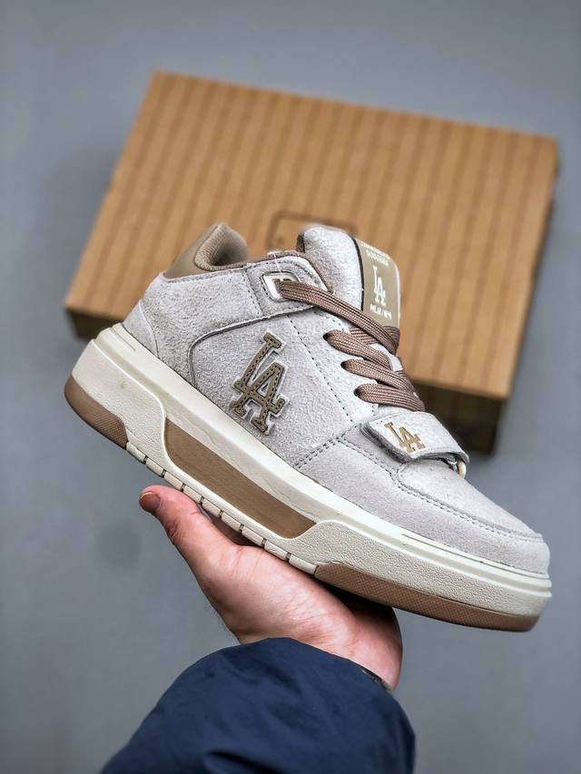 Mlb Chunky Liner Mid Hairy 纽约洋基队 增高厚底休闲跑鞋 货号：3Asxh015N G 尺码：35-45