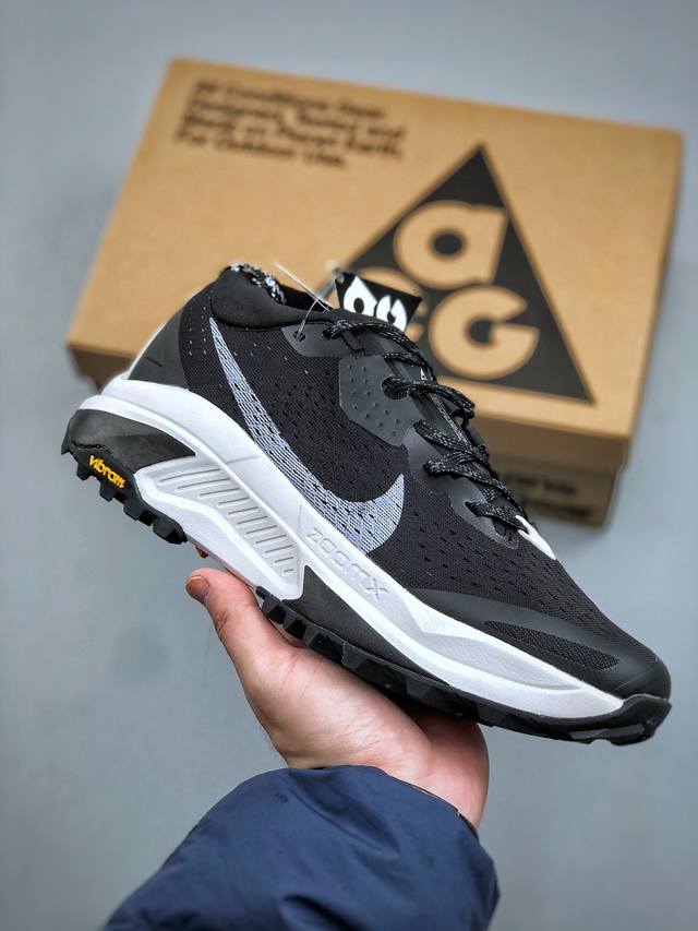 Nike Acg Zegama Trail 越野登山跑步鞋登月兼顾迅疾外观和稳固脚感 后跟覆面和中足动态支撑巧妙融合 缔造稳定顺畅的迈步体验 货号：Hv8113