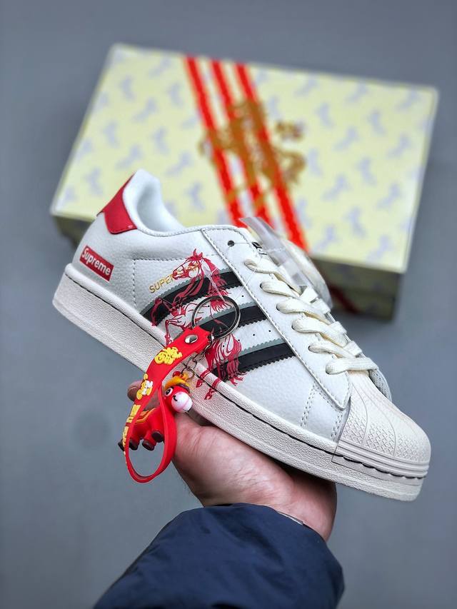 p版 2026年新款限量发售Ad Superstar 定制配色 三叶草低帮休闲百搭贝壳头板鞋 “Supreme联名-马年限定” 公司级版本 大厂流水作业生产 超
