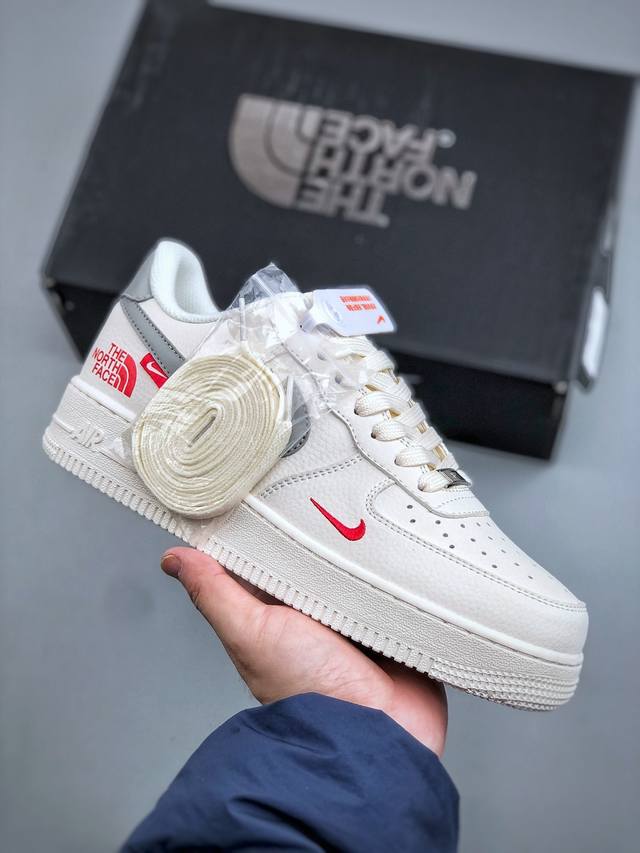 Xc版 海外限量发售！公司级Nike Air Force 1 '07 Low “北面联名 米灰红标”空军一号 低帮 运动鞋 休闲鞋 折边针车 工艺难度大 原楦头