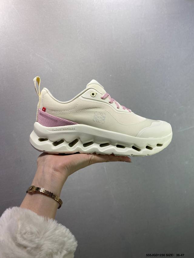 On昂跑 Loewe 系列低帮轻量舒适多功能休闲运动鞋 采用工程飞织网布组合再生聚酯纤维鞋面材质搭载独家隐藏速度中板 镂空Cloudtec科技 泡棉缓震中底 黑