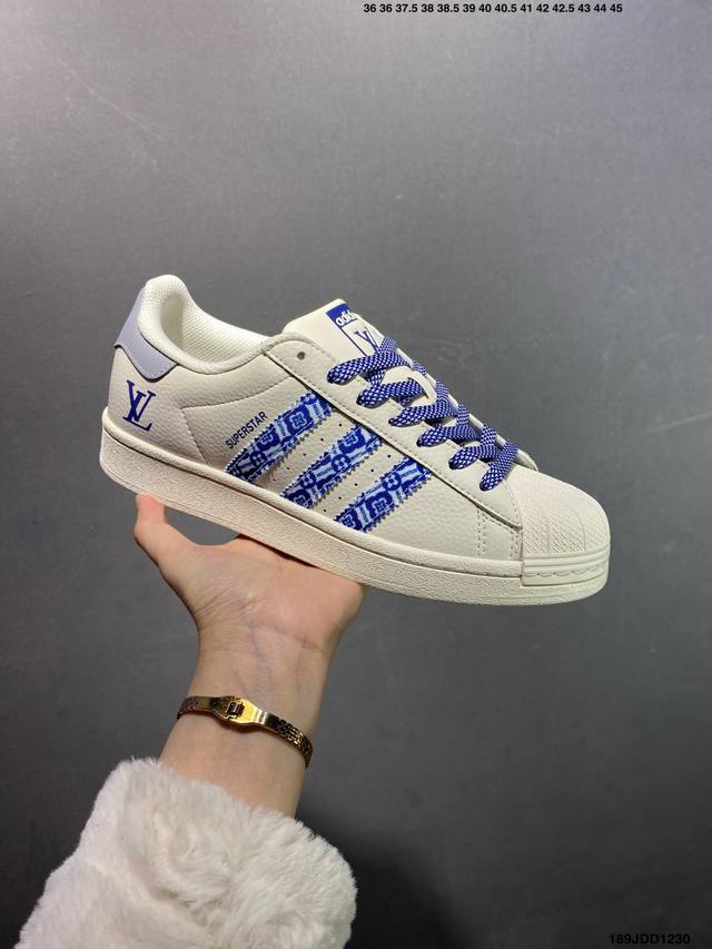 特价Adidas Originals Gazelle 百搭单品 三叶草休闲防滑耐磨低帮板鞋 鞋头出色设计 塑就出众贴合感 稳固的后跟贴合足部曲线设计 软弹舒适