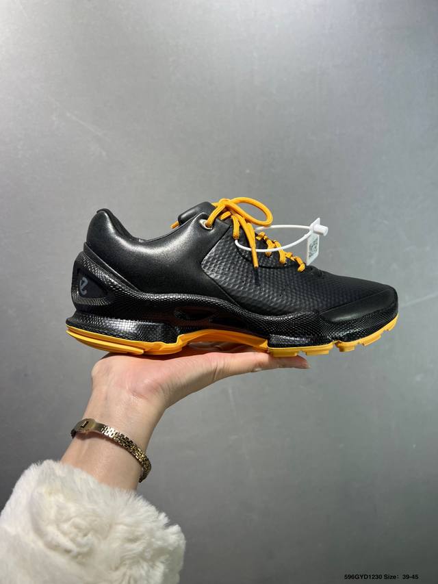 公司级Ecco爱步运动鞋男 双色拼接透气舒适跑步鞋 健步Biom15周年升级款 甄选牛皮革 鞋面打孔设计+皮革织物混合内衬 告别闷热，透气舒适 鞋底撞色设计 拓