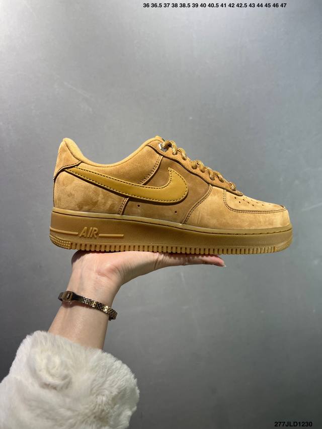 公司级Nike Air Force 1 Low 空军一号 Af1 低帮百搭休闲运动板鞋。柔软、弹性十足的缓震性能和出色的中底设计，横跨复古与现代的外型结合，造就