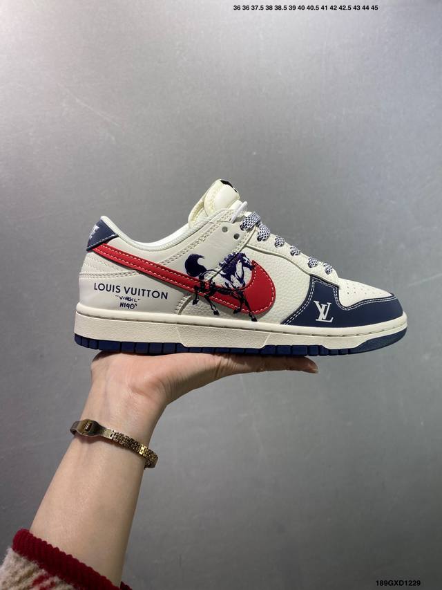 公司级Nike Dunk Sb Low 全新配色 定制Dunk Sb顾名思义，具有经典的Dunk血缘，又注入了更多的时尚元素。相较于普通的Dunk滑板鞋，改良版