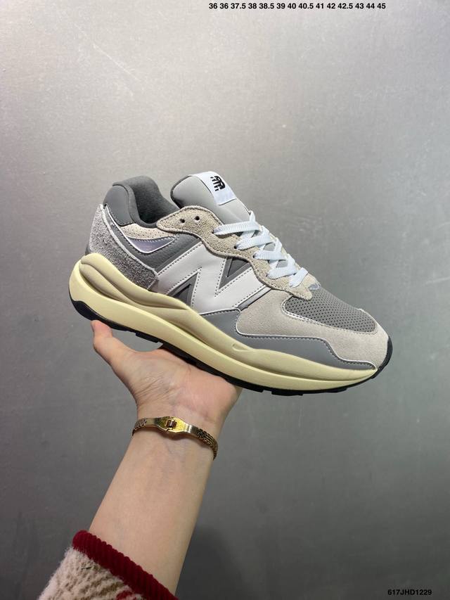 New Balance Nb5740系列 凭借多种严选的优质素材重塑出让人耳目一新又充满层次感的革新中低结构。为呼应90年代的巨大化潮流，鞋侧也点题采用了相应的