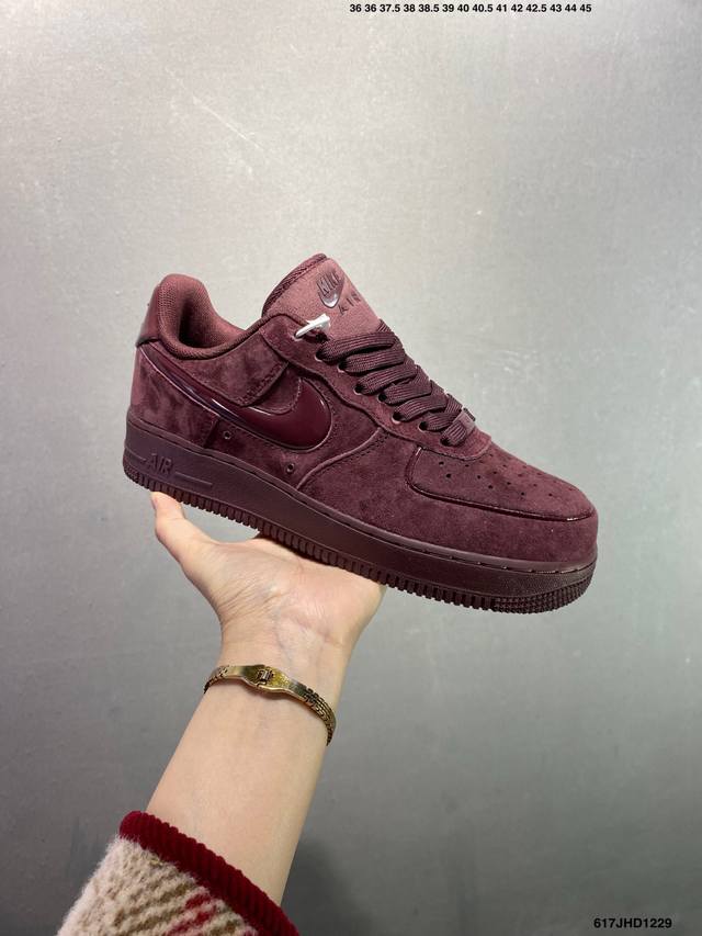 耐克Nike Air Force 1’07空军一号低帮百搭休闲运动板鞋。柔软、弹性十足的缓震性能和出色的中底设计，横跨复古与现代的外型结合，造就出风靡全球三十多