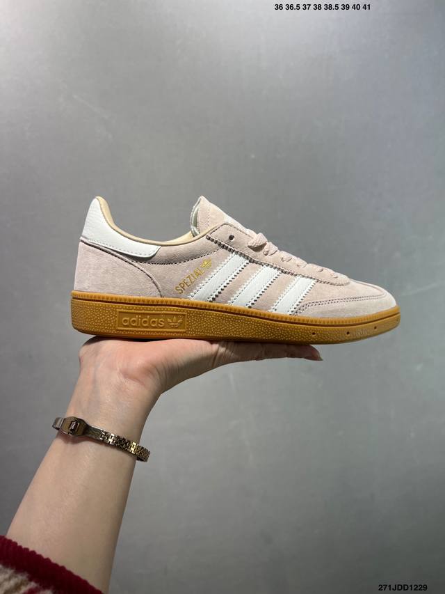 Adidas Handball Spezial 阿迪达斯经典款 复古休闲板鞋 全鞋采用反毛皮制作 牛筋耐磨大底 承载青春情怀的板鞋 经典三条杠装饰鞋侧 品牌辨识