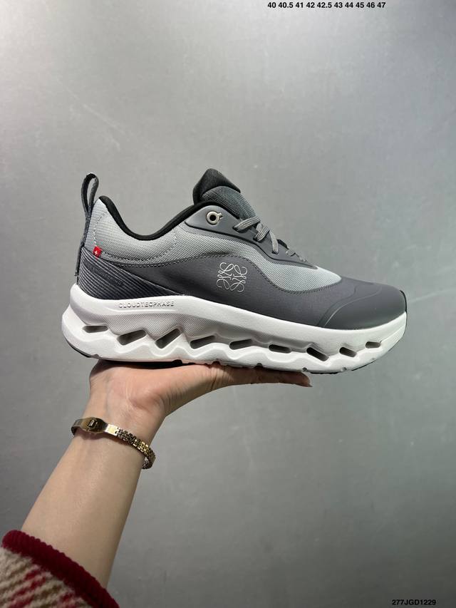 On昂跑 Loewe 系列低帮轻量舒适多功能休闲运动鞋 采用工程飞织网布组合再生聚酯纤维鞋面材质搭载独家隐藏速度中板 镂空Cloudtec科技 泡棉缓震中底 黑