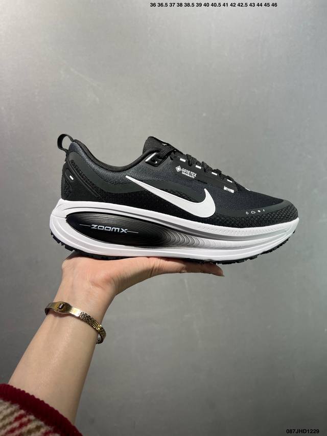 Nike Vomero 18 Gtx 耐克 舒适减震防滑 低帮跑步鞋 全掌Reactx泡绵中底 前掌和后跟还配备了Air Zoom气垫单元 据说跑起来更快更舒适