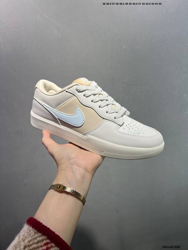 Nike Sb Force 58 百搭单品 是一款将前沿创新带入街头的单品，它具有硫化杯底，具有出色的耐用性和灵活性。使用帆布和绒面革，在饰面上放置通风口，它自