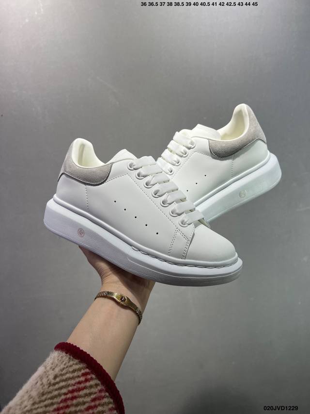 公司级意大利高奢品牌-亚历山大 麦昆Alexander Mcqueen Oversized Sneakers 低帮时装厚底休闲运动小白板鞋“皮革白钢笔蓝麂皮尾”