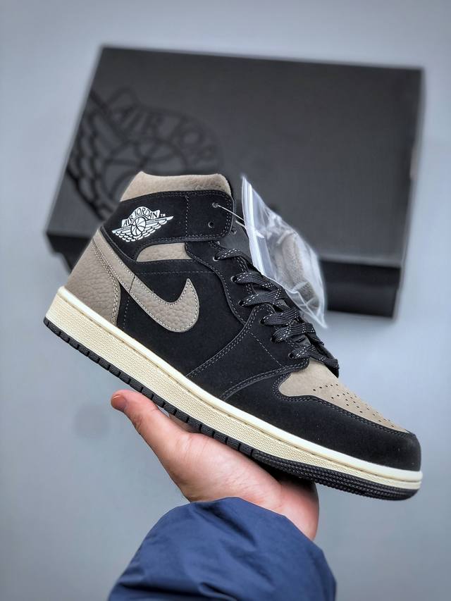 E Nike Air Jordan 1 Mid Aj1 乔1灰黑 中邦文化休闲板鞋 完美品质出货 细节如图所示 鞋面切割工整 冲孔整齐干净 中底拉帮线 整体清洁