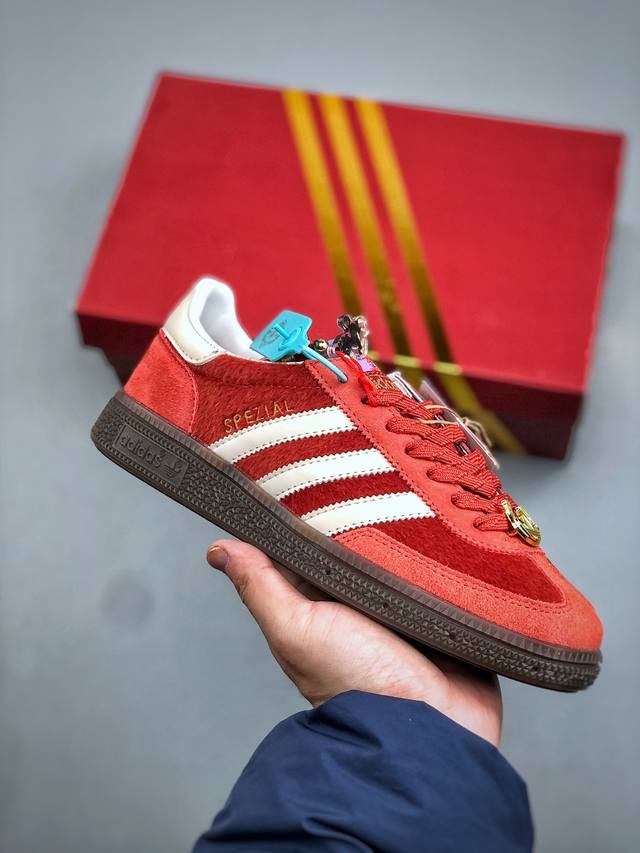 E Adidas Handball Spezial 马年限定 阿迪达斯经典复古休闲板鞋 #全鞋采用反毛皮制作 牛筋耐磨大底 承载青春情怀的板鞋 经典三条杠装饰鞋