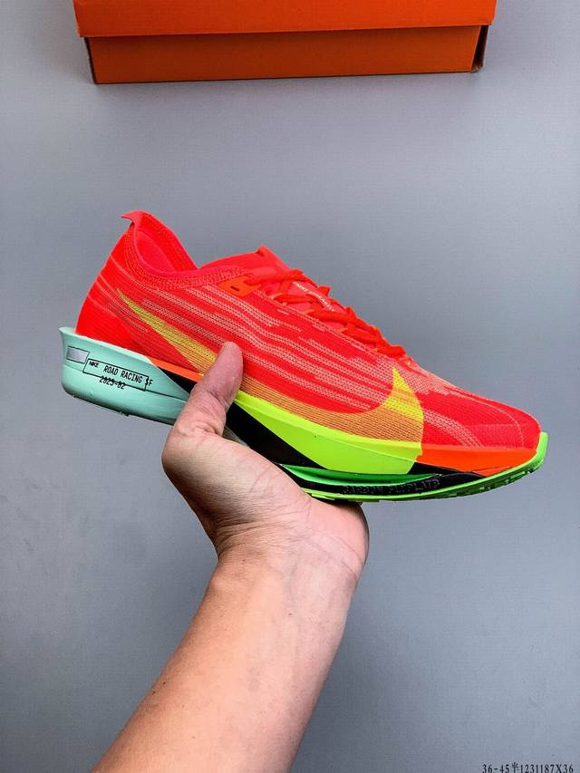 公司级 耐克Nike Zoomx Streakfly 2 新款轻盈竞速跑鞋 该鞋款搭载碳纤维 Flyplate，与元年款人气 Zoomx 泡绵中底和简约鞋面相得