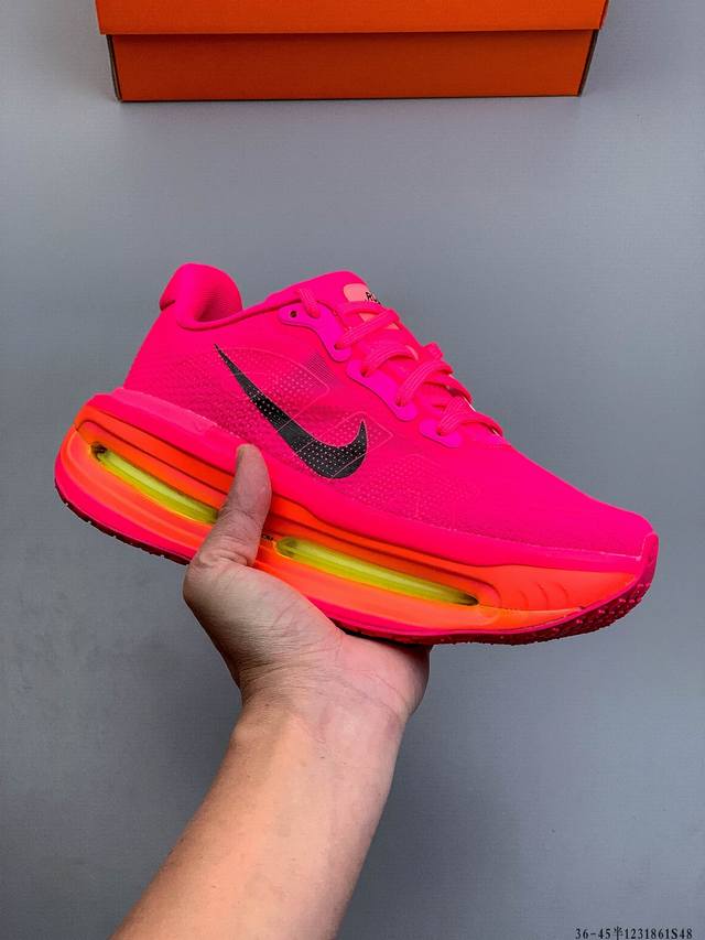 公司级！Nike Vomero premium 耐克顶级迈柔 路跑鞋，通过超强缓震与舒适度的全面提升令跑步更加轻松，缓解冲击压力，加快恢复节奏。 Nike Vo