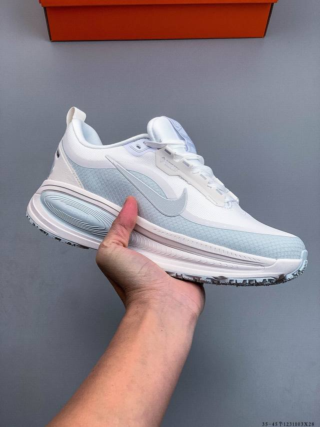 公司级！Nike Vomero 18 plus 耐克 舒适减震防滑 低帮跑步鞋 全掌Reactx泡绵中底 前掌和后跟还配备了Air Zoom气垫单元 据说跑起来