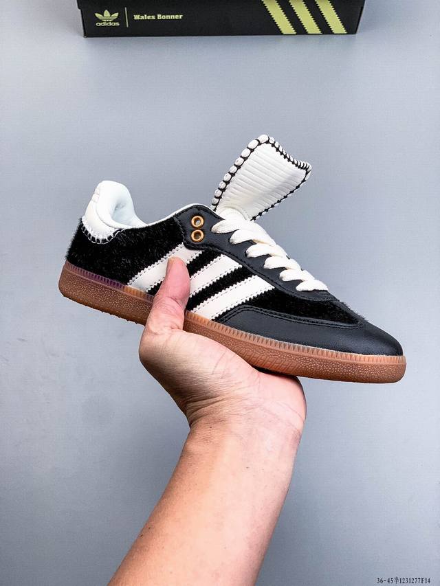 Adidas Samba Og 经典德训鞋休闲板鞋 Adidas 近70年的经典Samba Og 修长的鞋楦,略微尖尖的鞋头,翻毛皮的鞋头拼接,这些我们都看得到