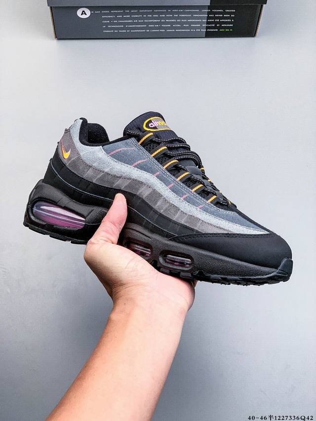 纯原版本！Nike Air Max 95 Og 耐克 气垫复古慢跑百搭鞋休闲运动鞋 这双鞋采用前脚掌开窗式气垫 这种设计在当时是前所未有的 鞋带孔的设计灵感来自