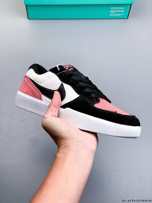 耐克Nike Sb Force 58是一款将前沿创新带入街头的单品，它具有硫化杯底，具有出色的耐用性和灵活性。使用帆布和绒面革，在饰面上放置通风口，它自始至终都