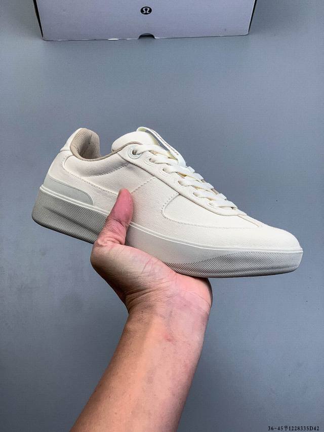 公司级 Lululemon Cityverse 露露乐蒙 板鞋 小白鞋，Lulu家的第一双板鞋，做的真心不错，颜值挺高的，上脚很轻盈，脚感还算舒适，整体以纯色为