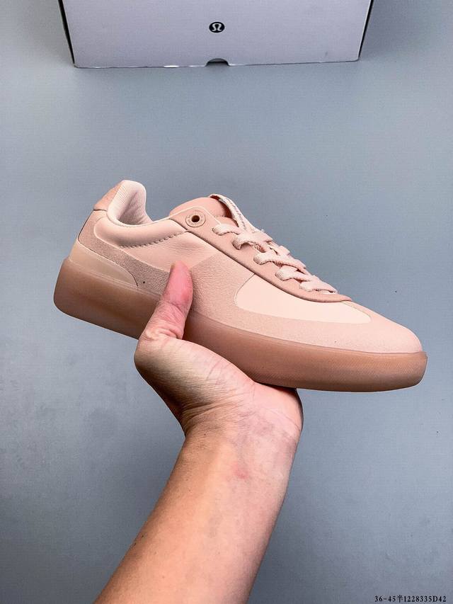 公司级 Lululemon Cityverse 露露乐蒙 板鞋 小白鞋，Lulu家的第一双板鞋，做的真心不错，颜值挺高的，上脚很轻盈，脚感还算舒适，整体以纯色为