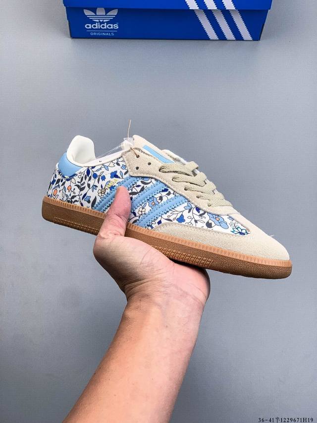 Adidas Samba Og 经典鞋款 Adidas 近70年的经典Samba Og 修长的鞋楦,略微尖尖的鞋头,翻毛皮的鞋头拼接,这些我们都看得到的元素正是