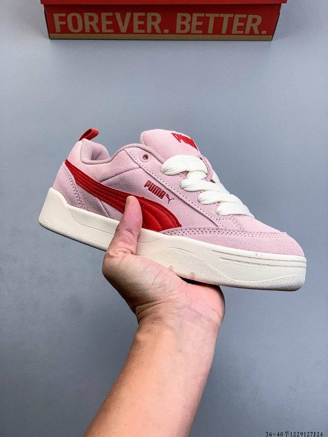 原楦原纸版开发版型，采用环保纤维革组合翻毛皮饰片鞋面材质，外置耐磨橡胶大底蕾哈娜同系面包鞋太好看了！彪马puma park Lifestyle Og Sneak