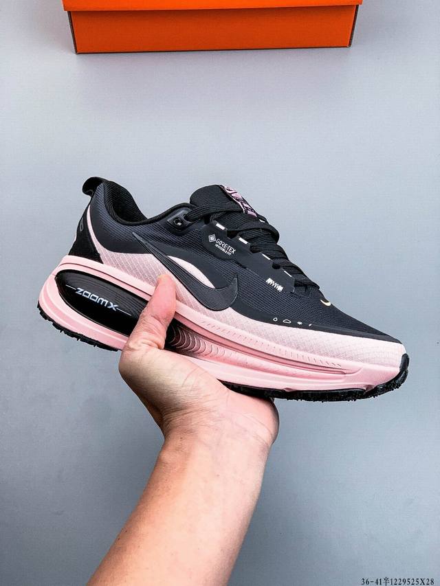 公司级！Nike Vomero 18 Gtx 耐克 舒适减震防滑 低帮跑步鞋 全掌Reactx泡绵中底 前掌和后跟还配备了Air Zoom气垫单元 据说跑起来更