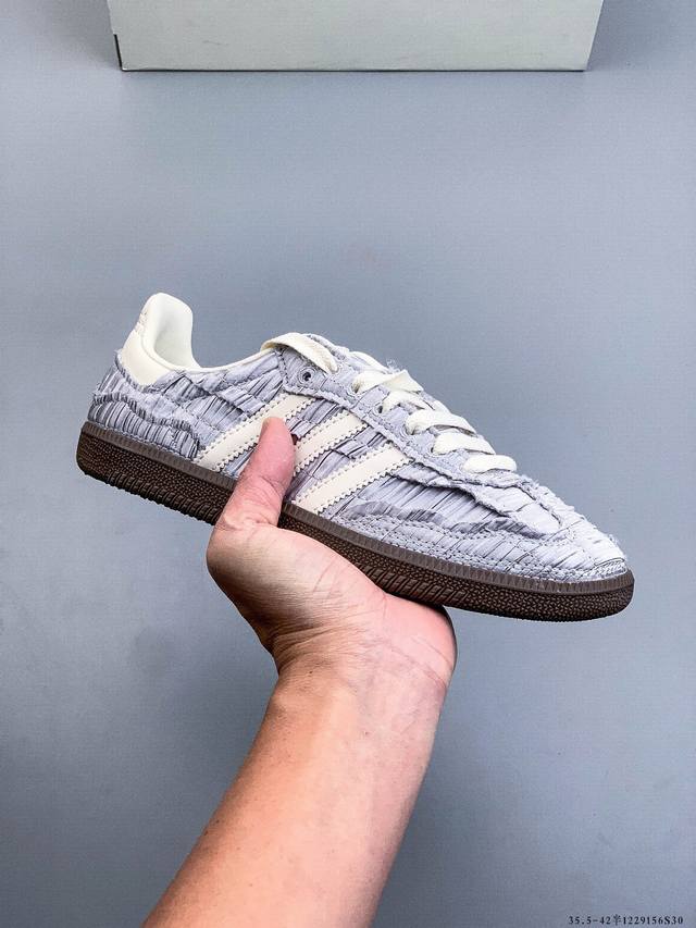 公司级 ！Adidas Samba Og 经典鞋款 Adidas 近70年的经典Samba Og 修长的鞋楦,略微尖尖的鞋头,翻毛皮的鞋头拼接,这些我们都看得到