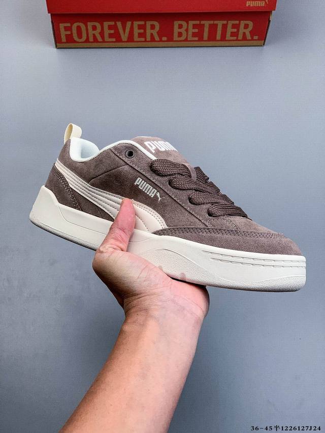原楦原纸版开发版型，采用环保纤维革组合翻毛皮饰片鞋面材质，外置耐磨橡胶大底蕾哈娜同系面包鞋太好看了！彪马puma park Lifestyle Og Sneak