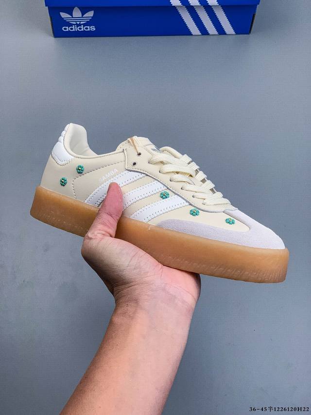 阿迪达斯Adidas Originals Sambae W 百搭单品复古桑巴板鞋 Adidas Sambae W采用了生胶材质的厚底设计，轻松提升身高同时，带来